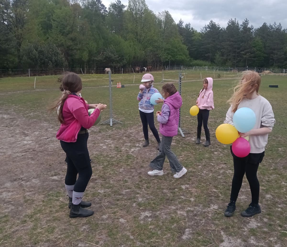 Przygotowujemy balony na przeszkodę - obóz jeździecki Horseback