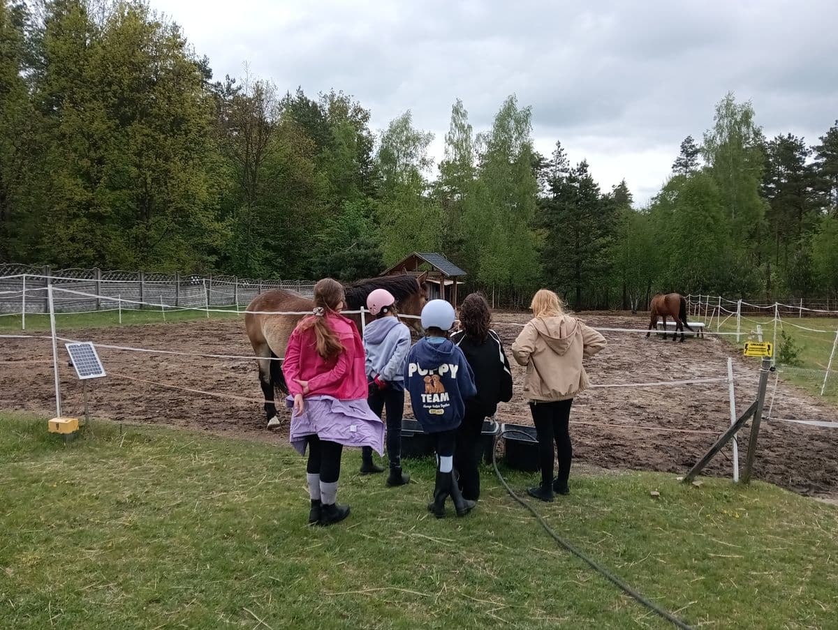 Uzupełniamy wodę dla koni - obóz jeździecki Horseback