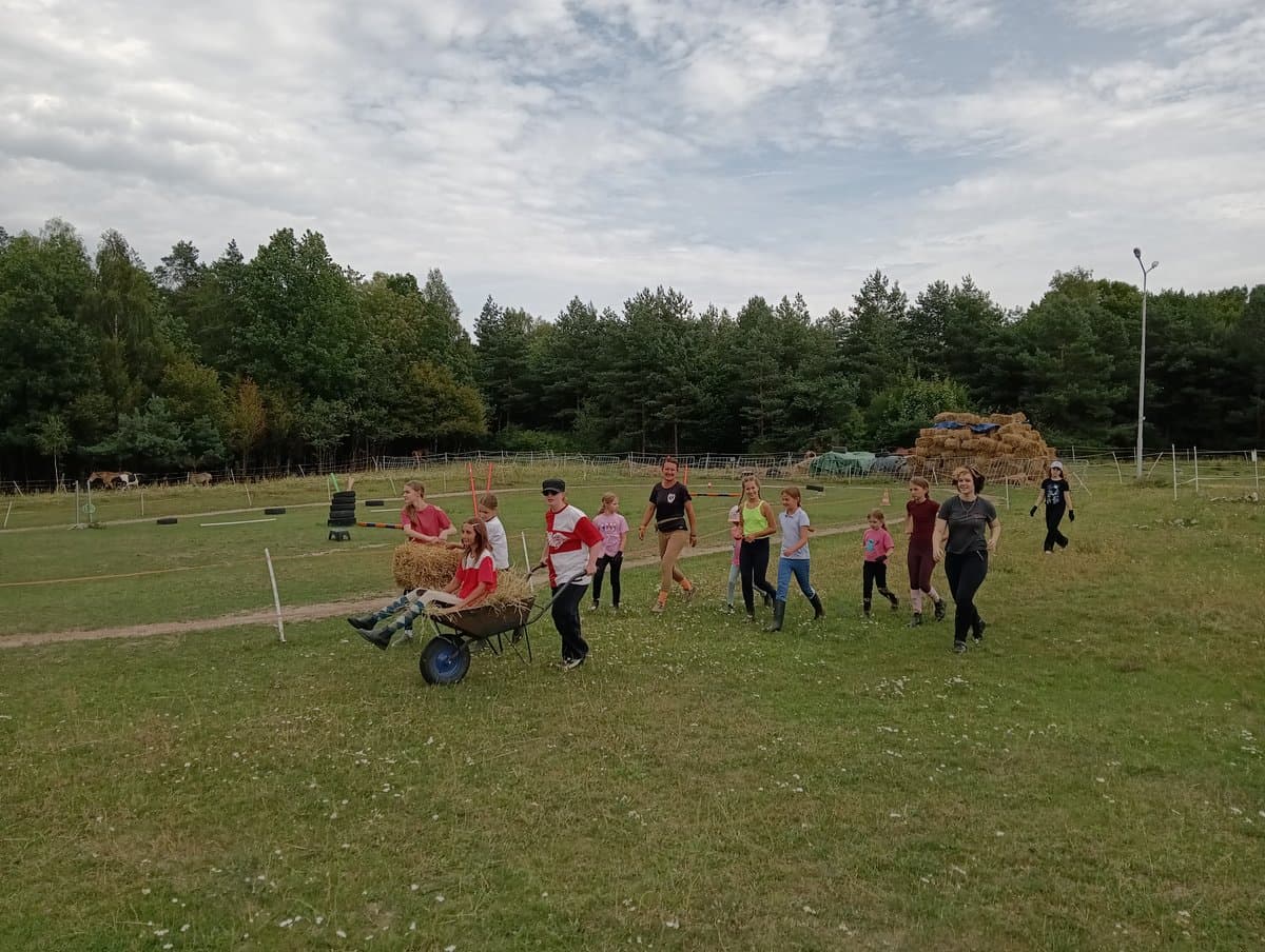 Wozimy siano taczkami - obóz jeździecki Horseback, sierpień 2026