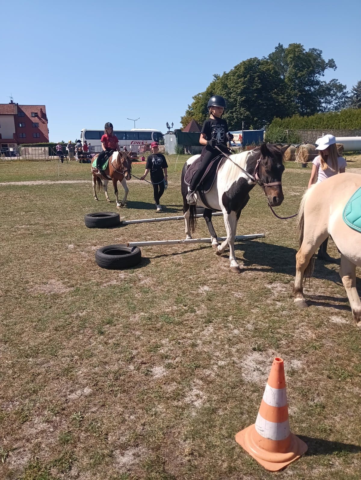 Jazda po torze z oponami i drągami - obóz jeździecki Horseback, sierpień 2026